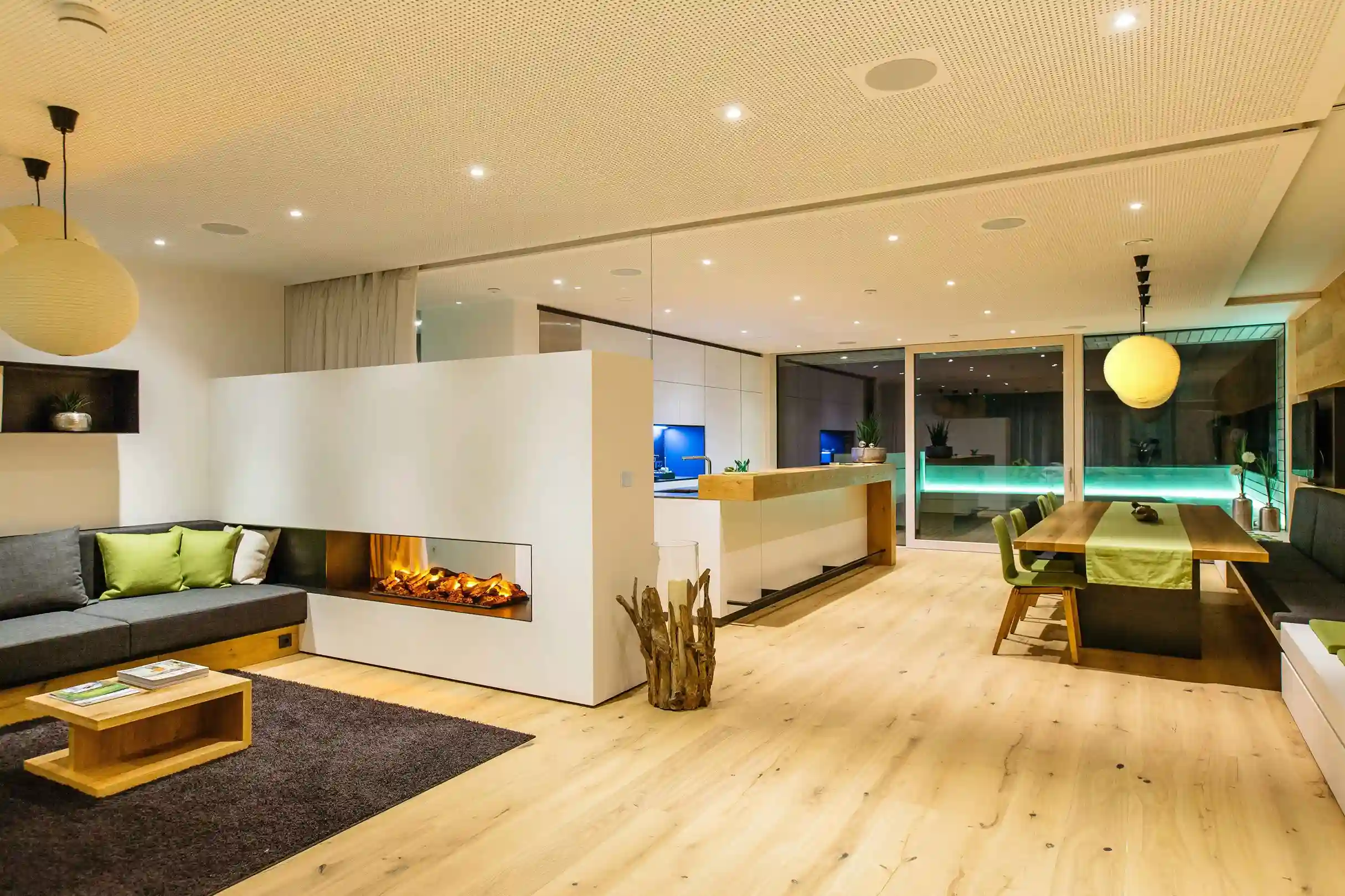 Элегантная гостиная с панорамным видом на бассейн и системой умного дома в Алматы